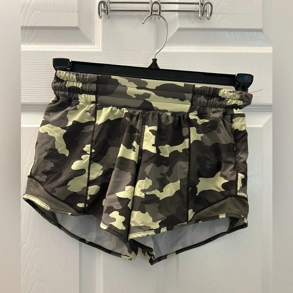 ! Lululemon 🍋 Hotty Hot Low Rise Short 4" Inseam Size 2 Camouflag - Picture 4 of 8